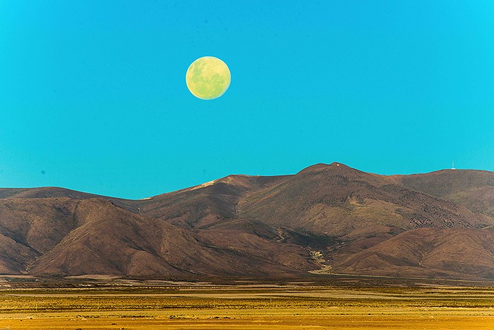 Michael Seiden, Moon Over the Mountains, Uyuni, Bolivia, May 13, 2014, 2014
Cibachrome print on Flex paper, 32 x 48 inches (81 x 122 cm)